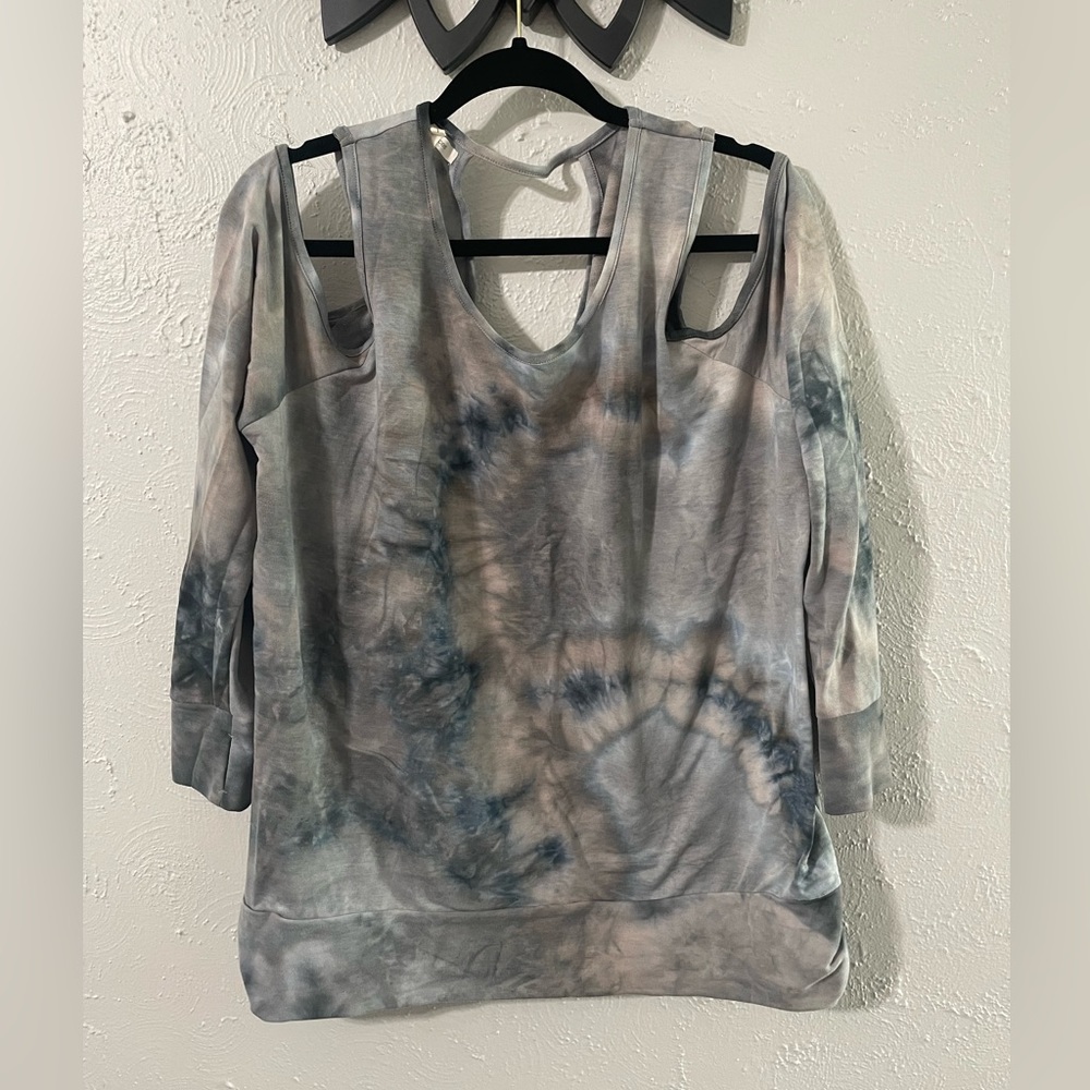 Maurices PLUS size 1. Cold shoulder tie dye sweatshirt.